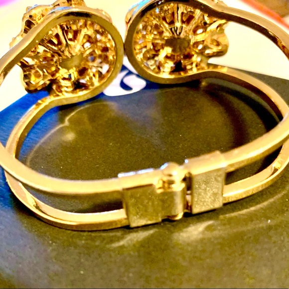 BR Floral set clasp bracelet and earrings - Picture 6 of 16